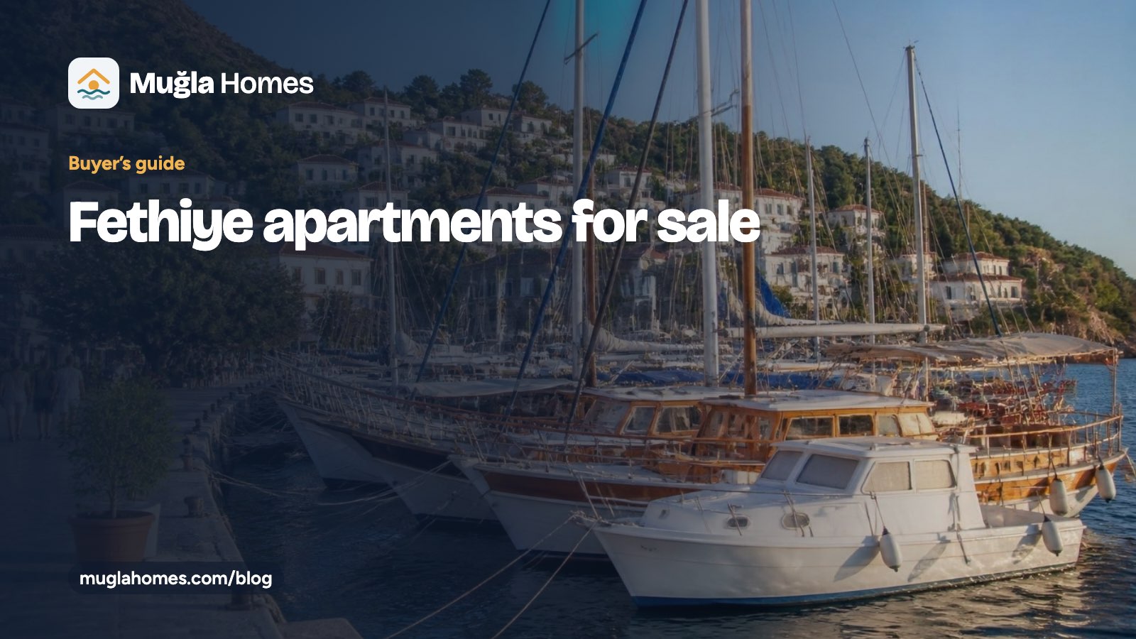 “Fethiye apartments for sale” başlıklı Muğla Homes rehber kartı; taş bir rıhtım boyunca bağlı ahşap guletlerin fotoğrafı üzerinde